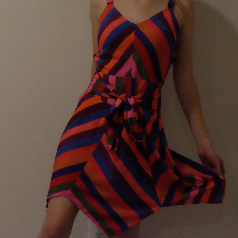 💕💕♥️NWT Multi-Colored Striped Triangle Cut Dress - Picture 4 of 8